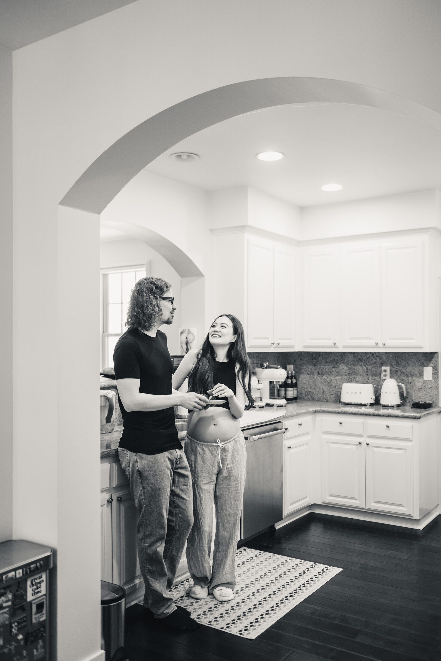 Black and white lifestyle maternity portrait in the kitchen
