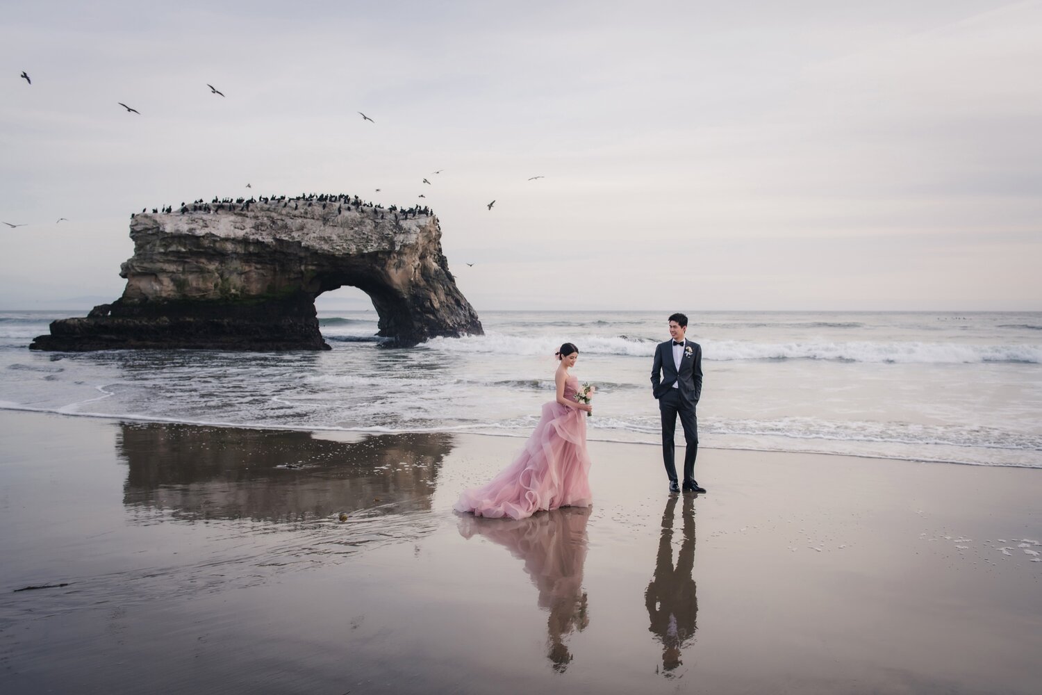 海边自然桥婚纱照
