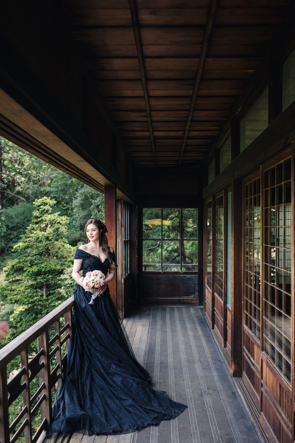 门廊黑裙婚纱照
