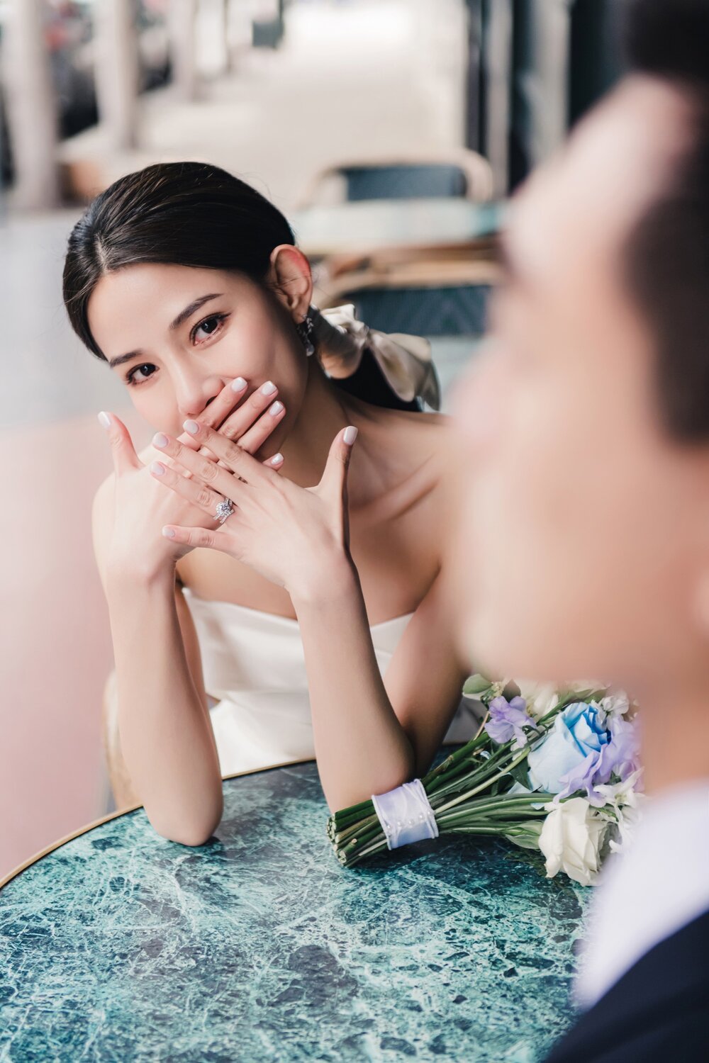 咖啡馆近景婚纱照