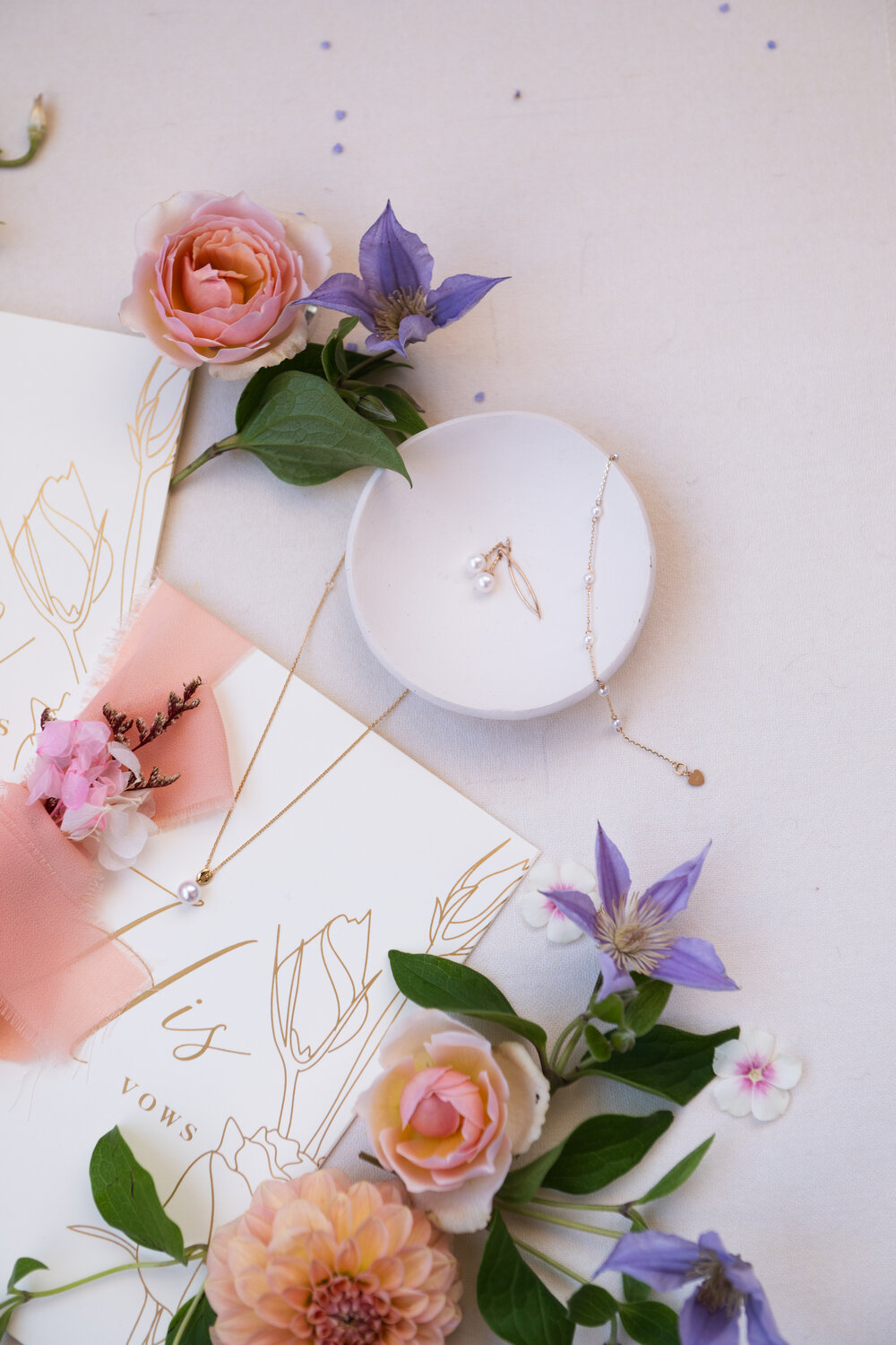 Ring box and soft floral details