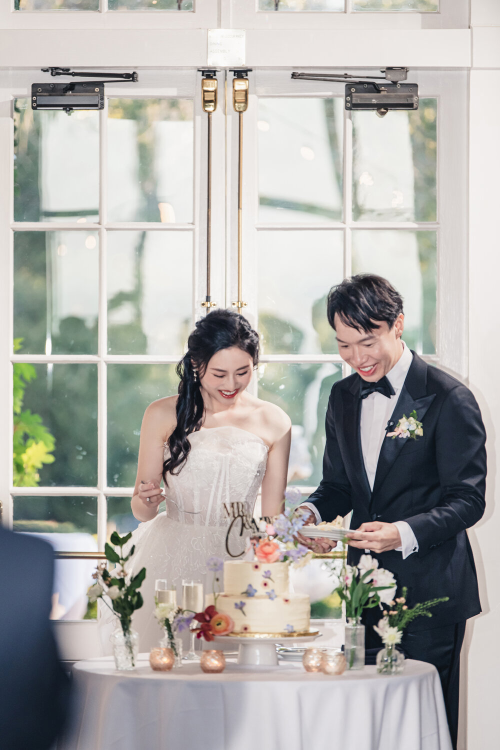 Couple cutting the wedding cake