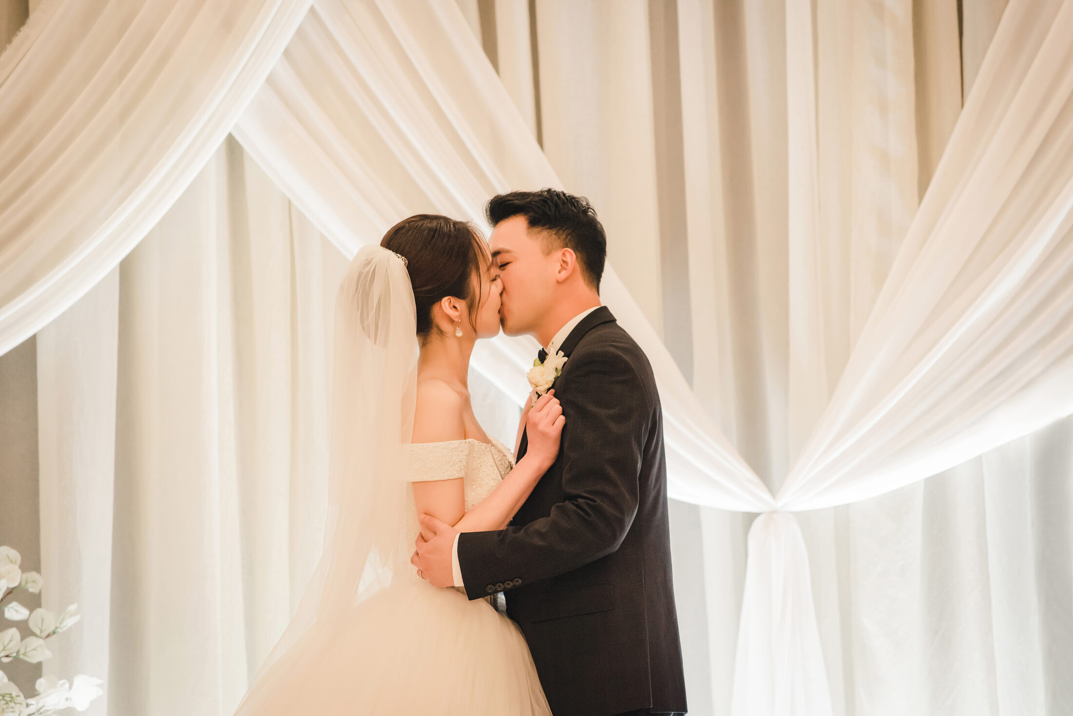 Ceremony kiss at Pearl Bay