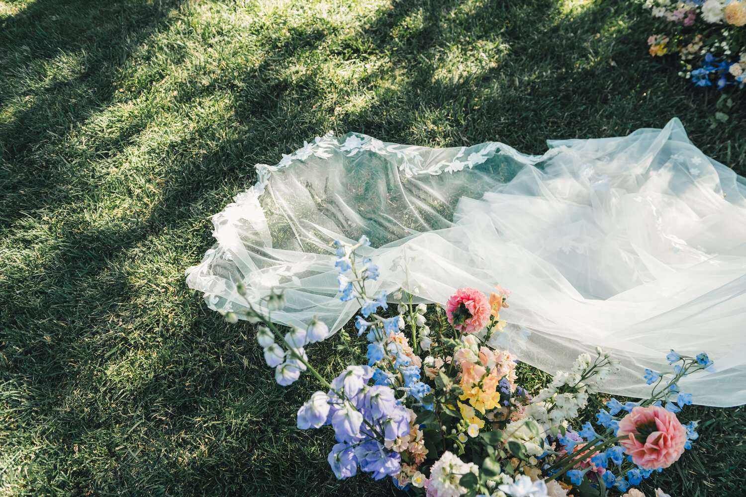 Veil and bouquet on the grass